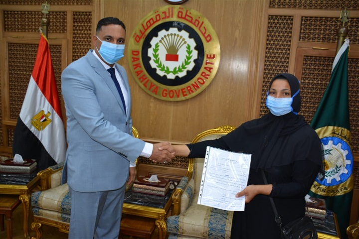 جانب من تسليم هدايا السيسي لحدادة المنصورة 