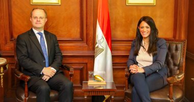 الدكتورة رانيا المشاط والسفير البريطاني بالقاهرة