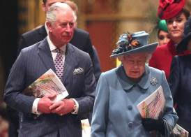 الأمير تشارلز  والملكة إليزابيث الثانية 