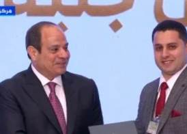 الرئيس عبد الفتاح السيسى يكرم الفائزين 