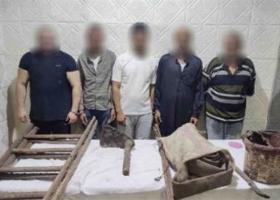 التنقيب عن الاثار 