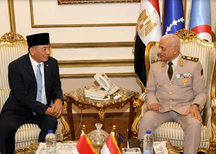 قائد القوات المسحلة ونظيره الإندونيسي