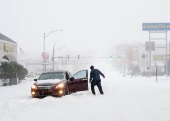 عاصفة ثلجية 