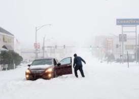 عاصفة ثلجية 