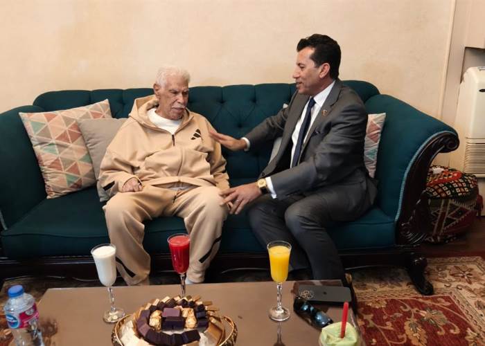 وزير الرياضة وحسن شحاتة 