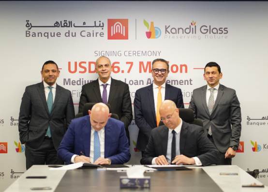 جانب من التوقيع 