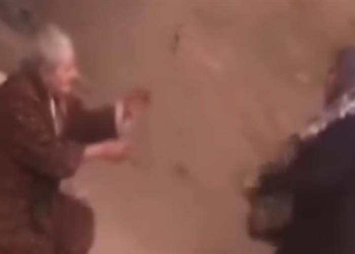 المتهمة ووالدتها 