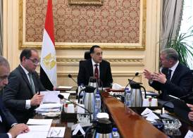 رئيس الوزراء مع وزيري المالية والبترول 