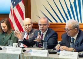 وزير الاستثمار خلال الاجتماع 