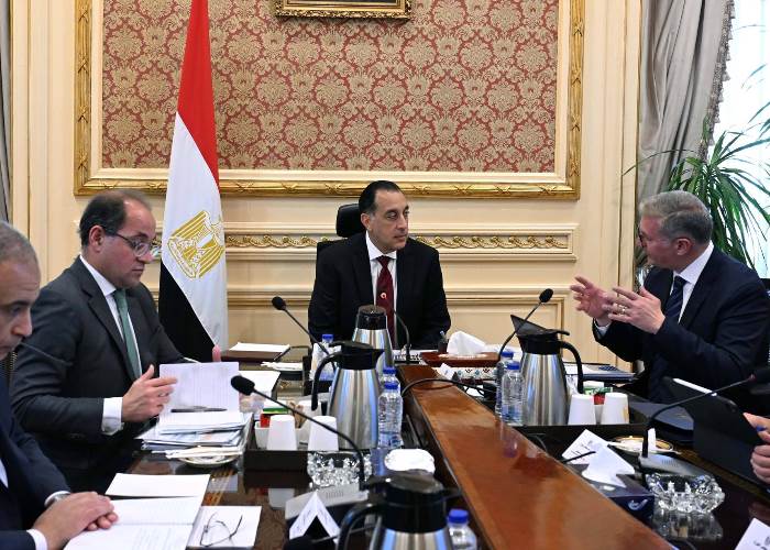 رئيس الوزراء مع وزيري المالية والبترول 