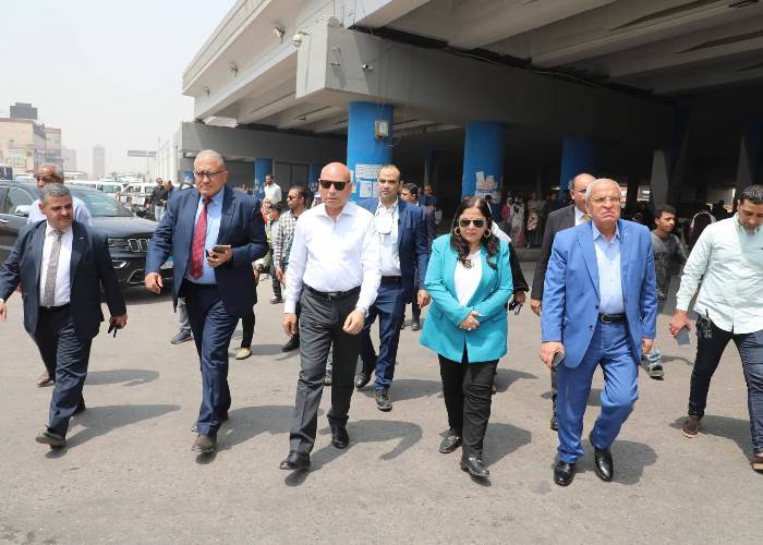 محافظ القاهرة أثناء الجولة 